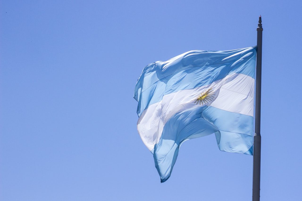 Argentinské Peso na Hraně Hyperinflace – Země Zavádí Měnové Kontroly