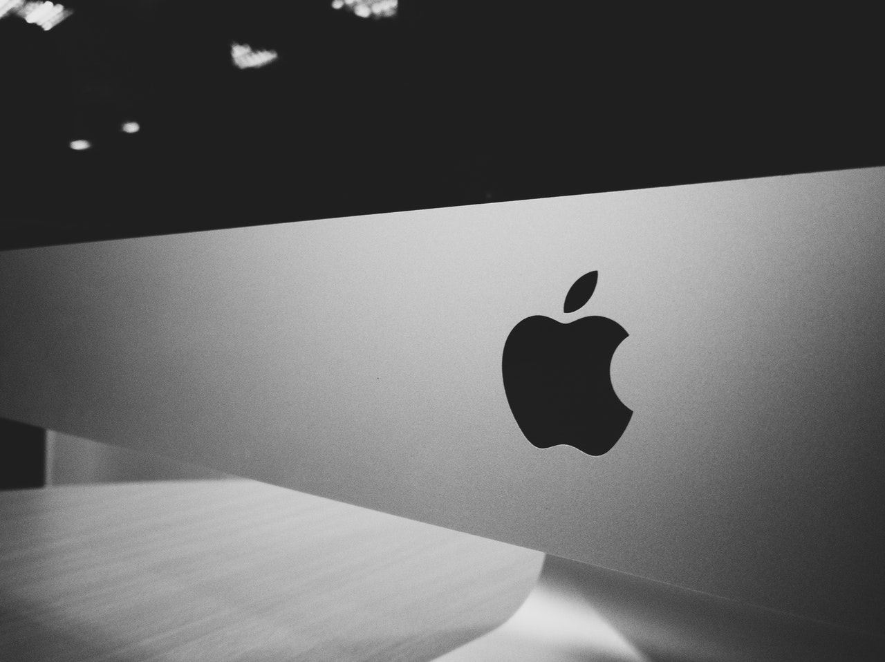 Apple dosáhl tržní kapitalizace 2 biliony USD. Unikátní prvenství začalo z garáže otce Steva Jobse