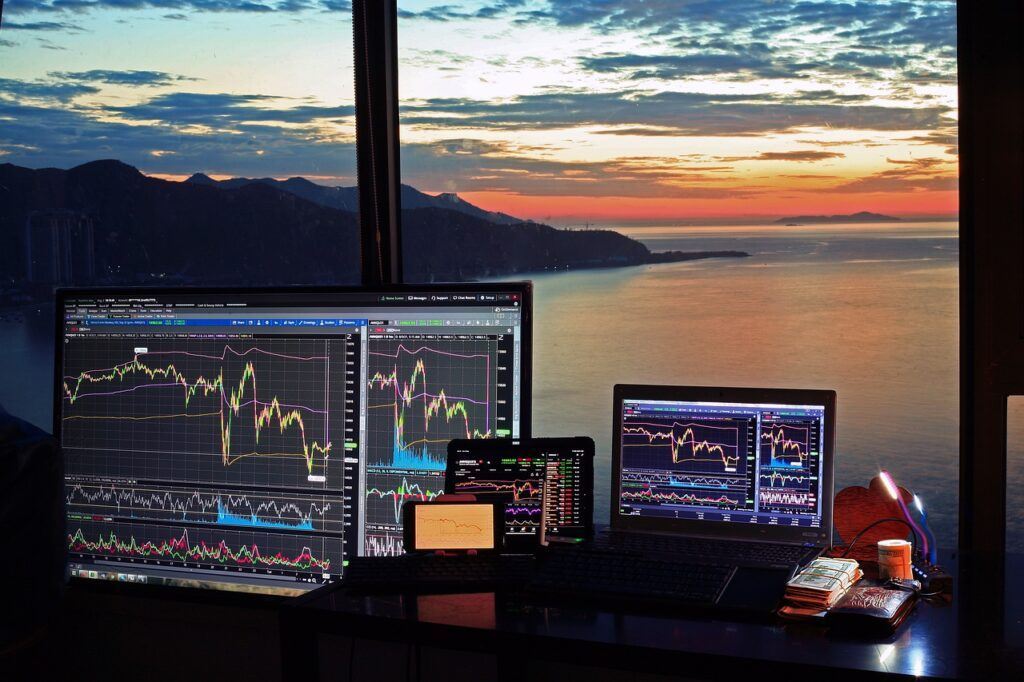 trading, obchodování, hodl, čím víc monitorů, tím lepší trading balíčky, monitor hodler
