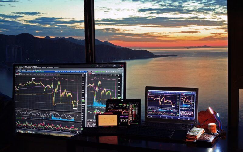 trading, obchodování, hodl, čím víc monitorů, tím lepší trading balíčky, monitor hodler