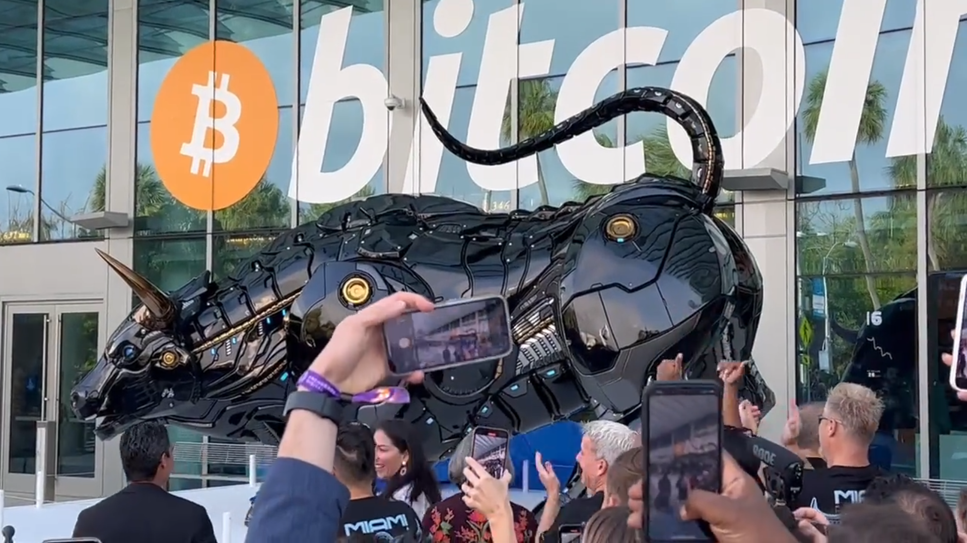 Konference Bitcoin 2022: Starosta Miami odhalil sochu býka s laserovýma očima