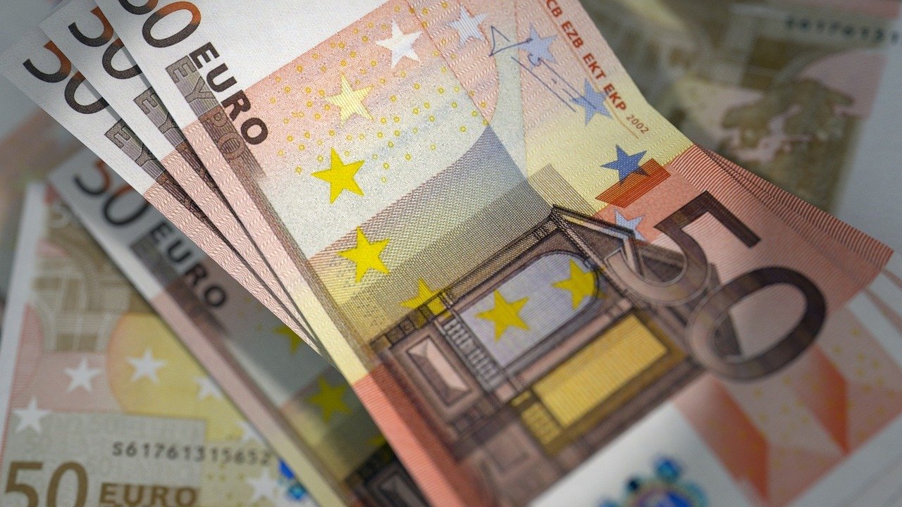 Euro se propadlo na nové dvacetileté minimum vůči dolaru