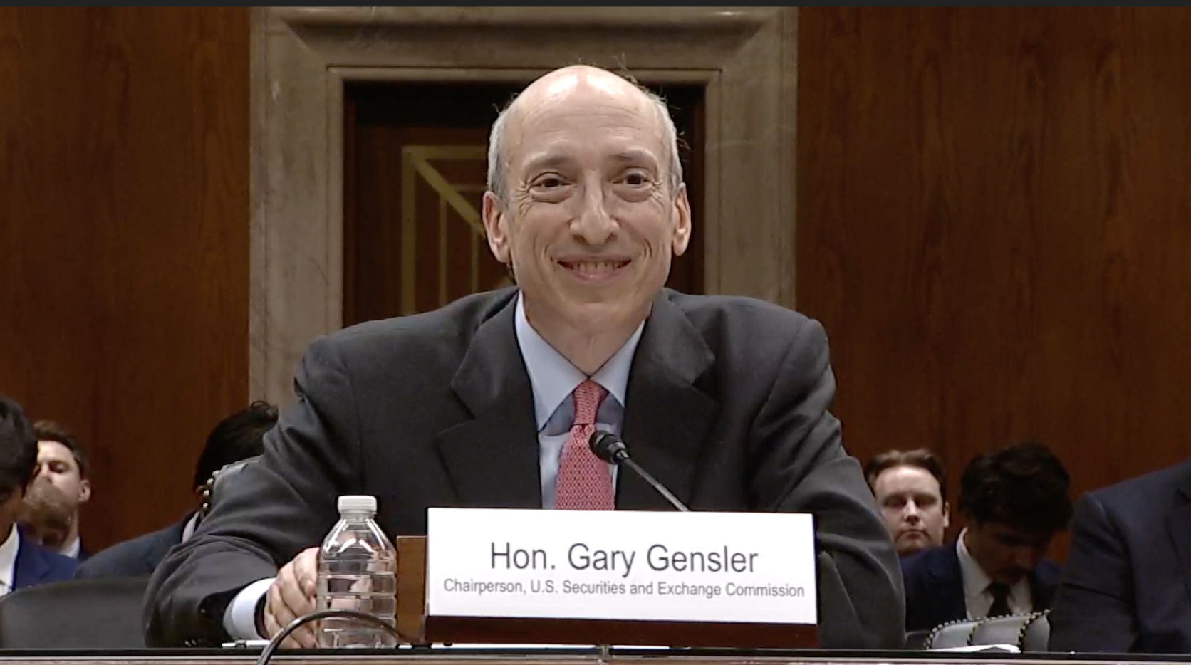 Americký zákonodárce navrhuje snížit plat předsedy SEC Garyho Genslera na 1 dolar za jeho „medvědí službu”
