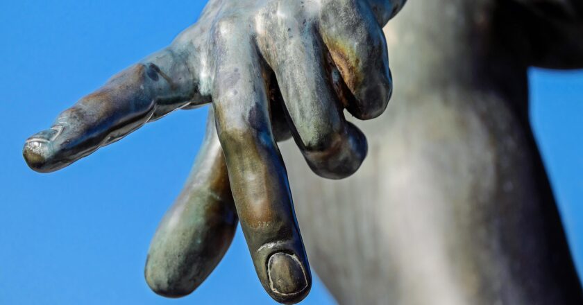 Krypto miliardář Tim Heath ukousl únosci prst během přepadení