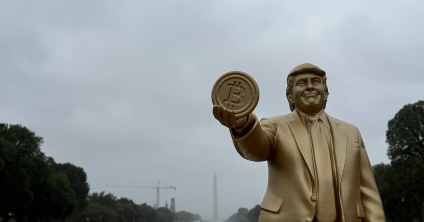 Memecoineři postavili nedaleko Kapitolu USA zlatou sochu Trumpa v nadživotní velikosti