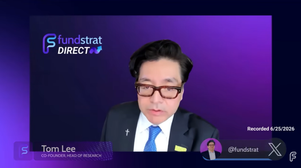 Tom Lee uvedl, že šest měsíců poté, co Fundstrat předpověděl, že index S&P 500 zakončí rok 2026 na úrovni 7 000 bodů, nyní společnost zaujímá ještě optimističtější postoj. Nově očekává, že index do konce roku vzroste až na hranici 8 000 bodů. 